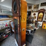 Столетние часы расписанные маслянными красками.